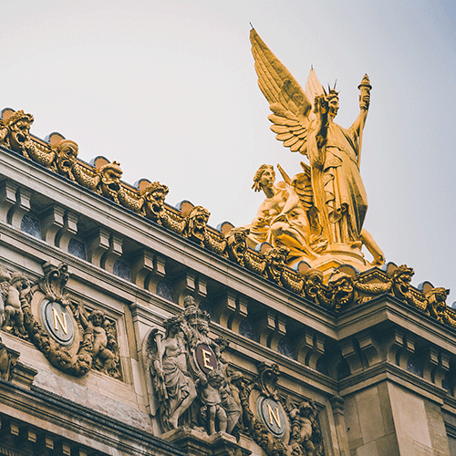 Grande statue en or massif sur un beau bâtiment religieux