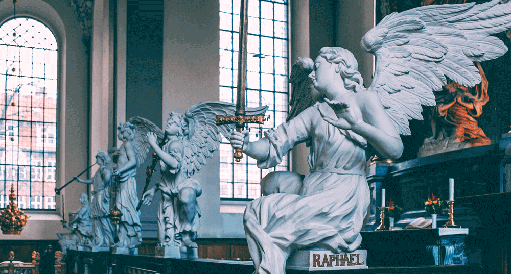 Plusieurs statues d'archanges spirituels